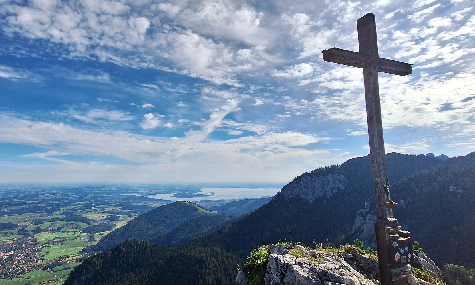 Blick von Chiemgauer Berggipfel auf den Chiemsee